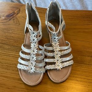 SO® Arlie Girls' Wedge Sandals, size 4, Silver